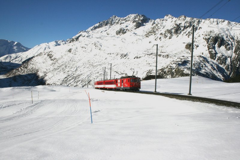 Sportzug-Pendel mit Deh 4/4 91 unterwegs als Leerzug Oberalppass - Andermatt unterhalb Ntschen. 13.1.2007. 