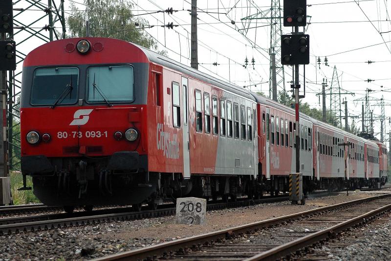 SPR 1975 von Graz nach Mrzzuschlag bei der Ausfahrt aus Graz am 23.6.2005