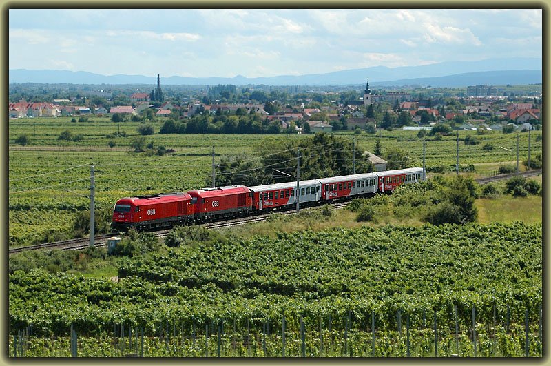 SPR 2711 „Weinknigin“ (welch klingender Name) geschoben von zwei 2016er nach Fehring am 15.8.2006 aufgenommen in den Weingrten zwischen Gumpoldskirchen und Pfaffsttten.