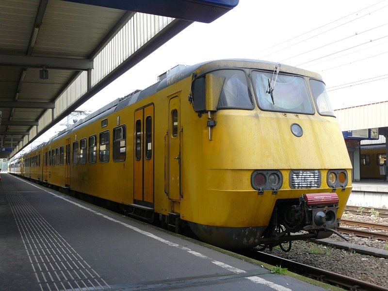 Sprinter 2012 und 2014 auf Gleis 2 in Leiden Centraal 02-06-2008.
Auch diese Typ von Triebzge sind jetzt fast alle renoviert und haben dabei ihre Gelbe Farbe verloren.
