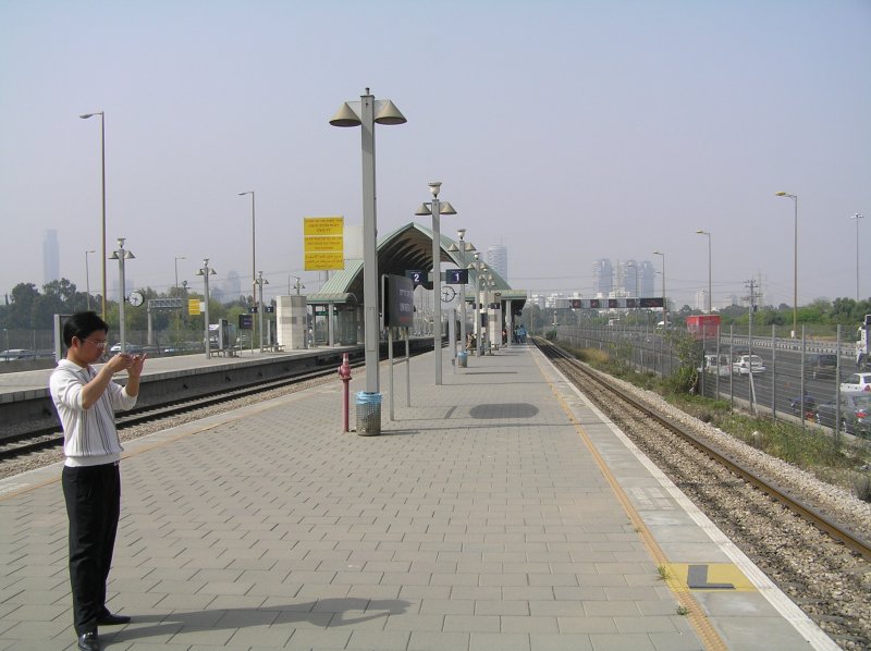 Sprung in den Norden von Tel Aviv, hier beginnt an der Station Tel Aviv University die Stadtstrecke. Mir gefllt die Station auch architektonisch, Details folgen. Gut zu erkennen auch hier die Mittellage der Bahnstrecke zwischen den Fahrbahnen des Highways. (T.A. 06.05.2007)