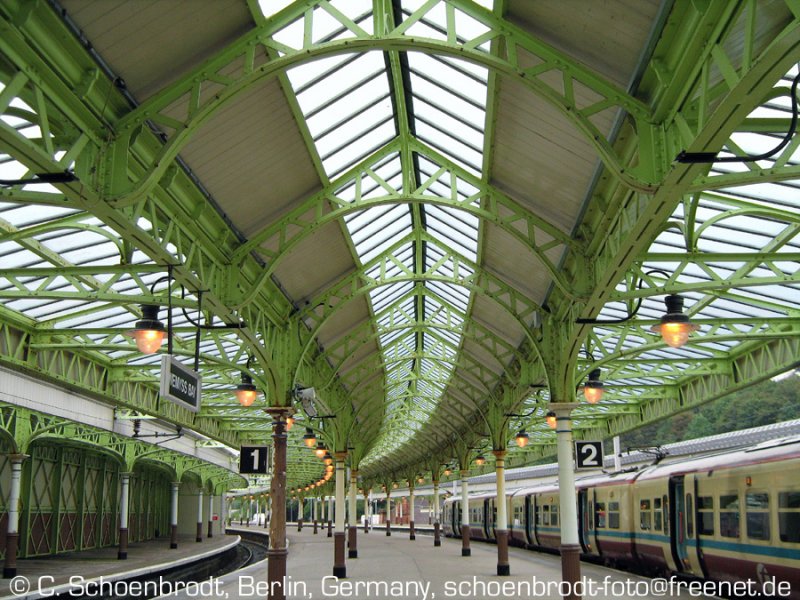  SPT - Zge im Bahnhof Wemyss Bay, hier endet die Linie am Fhranleger, nach Rothesay / Isle of Bute.
Beeindruckend ist die Dachkonstruktion.
Mai 2006