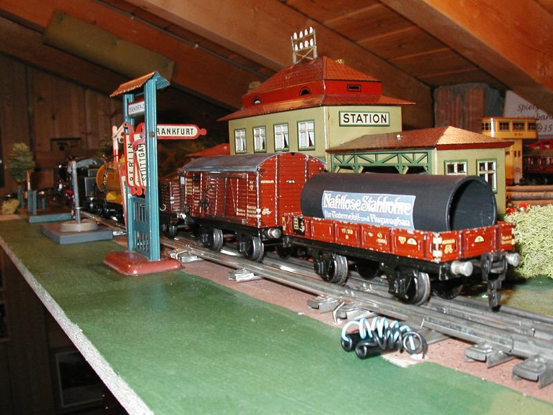 Spur 0 Anlage ,30er Jahre, Flachwagen mit Mannesmann Stahl(Alu)rohr
als letzter Wagen des Gterzuges