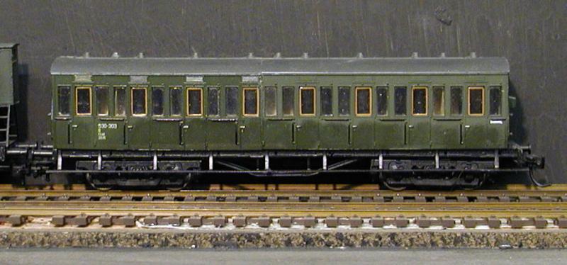 Spur H0: Der kurze Sachse entstand aus 2 alten Piko-2achsern. Fenstereinstze und Innneneinrichtung von einer DDR-AG, die diese Teile fr die 2achser konstruiert hatte.