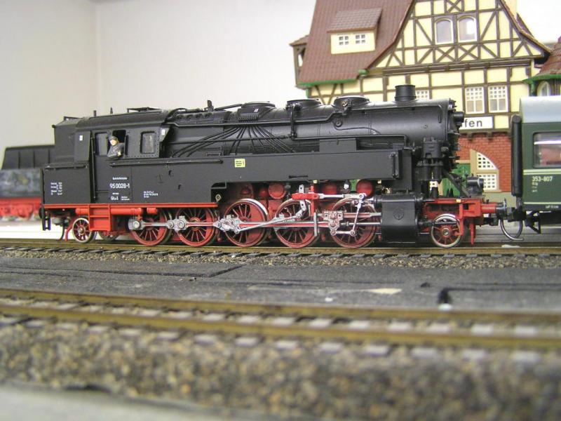 Spur H0: Die PIKO 95 wurde nur am Fahrwerk modifiziert. Spurkrnze abgedreht, Vor- und Nachlufer von Liliput, ebenfalls abgedreht. Ein komplett genderter Antrieb und ein bisschen Farbe. Das musste frs Erste reichen...