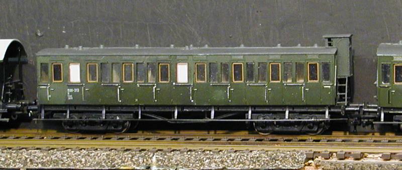 Spur H0: Dieser kurze Sachse entstand ebenfalls aus 2 alten Piko-2achsern. Fenstereinstze und Innneneinrichtung von einer DDR-AG.
Heute wei ich, da er in der DDR kein Bremserhaus mehr hatte. Werde das beizeiten ndern...