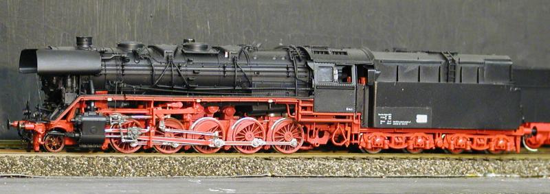 Spur H0: gerade fertig geworden ist die DDR BR44 l. Ihr liegt ein altes Roco-Modell zugrunde. Die Rder sind abgedreht , einige nderungen und Verfeinerungen vorgenommen. Beschriftung fehlt noch und der Hebel am Hauptzylinder, den kann ich einfach nicht wiederfinden.