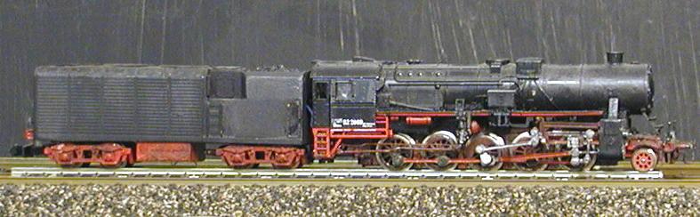 Spur N: Alte Minitrix BR52. Zustzlich zu dem Umbausatz von KH-Modellbau hab ich die Front komplett getunt. Ein krftiger Faulhaber treibt die Lok ber Kardanwelle vom Tender aus an, allerdings ist er so krftig, da er mir schon diverse Male den Tender umgeworfen hat.