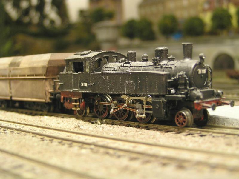 Spur N: Die wrttemb.75 enstand aus einem Bausatz von KH-Modellbahnbau und einem Minitrix 64-Chassis mit abgespeckter Steuerung (und Faulhaber-Antrieb). Der Grossraumwagen dahinter ist durch Lsungsmittel gebleicht und hat dann Flicken bekommen.