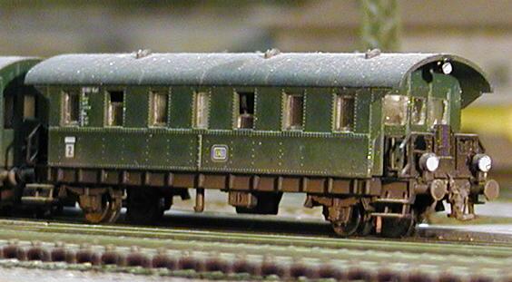 Spur N: Donnerb�chsen-Steuerwagen. Entstanden ca.1985 aus einem Fleischmann Wagen. Eine Front wurde durch Plexi ersetzt. Die Konturen von T�r und Fenstern eingeritzt. Was nicht Fenster werden sollte, wurde gr�n gestrichen. Ein paar Kleinteile von KH-Modellbau komplettierten ganz Modell.