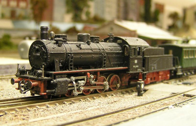 Spur N: Eigentlich ja nicht wirklich ein Umbau, Die Spurkrnze wurden abgedreht, die vordere Pufferbohle bestckt und mit ein bisschen Farbe nachgeholfen. (Den Faulhaberantrieb sieht man ja nicht.) 
Aber ich mag hier an dieser Stelle ein Lanze fr niedrige Spurkrnze brechen. Diese alte BR55 von Arnold hat allenfalls 0,3mm Spurkrnze behalten und durchfuhr doch alle handelsblichen Industriegleise, sogar die engste Minitrix und die unwuchtigen Arnoldweichen, als ich sie noch hatte. (Heute fahrt alles ausschliesslich auf PECO). Und um wieviel vorbildgetreuer sieht die Lok aus?