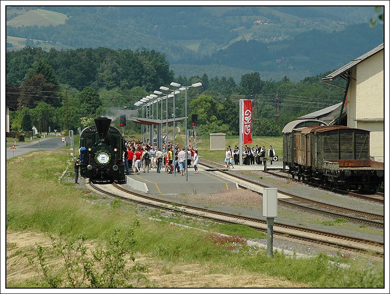 SPz 8507 mit 671 an der Zugspitze und 17c 372 am Zugschluss am 27.5.2007 beim Halt in St. Martin-Bergla. Auf dieser Aufnahme kann man gut erkennen, dass der Zug mit 430 Fahrgsten mehr als gut ausgelastet war.
