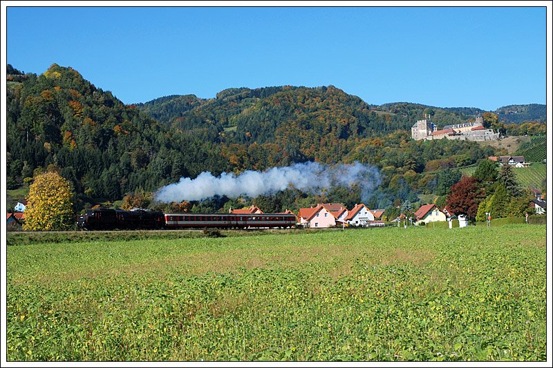 SPz 8521 von Graz nach Wies-Eibiswald am 5.10.2008 kurz nach Deutschlandsberg mit der Burg Deutschlandsbeg im Hintergrund aufgenommen. Grund der Sonderfahrt waren die Feierlichkeiten  135 Jahre Wieserbahn , 95 Jahre Stellwerk Deutschlandsberg, 55 Jahre Roter Blitz, 30 Jahre StEF-Modellbahngruppe sowie 15 Jahre DoSto bei der GKB, welche in Wies und in Deutschlandsberg stattgefunden haben. 
