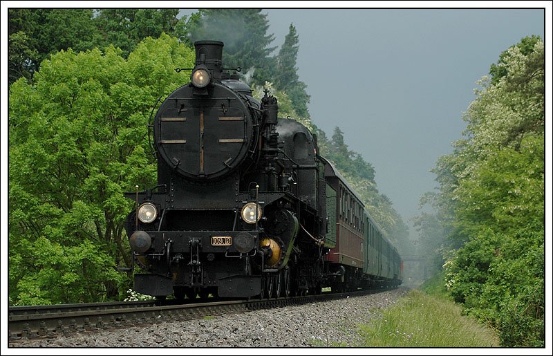 SPz R 16277 von Wien fuhr am 17.5.2007 nur mehr mit 109.13 von Graz nach Lieboch weiter. 629.01 kam in Graz vom Zug und bespannte in Folge einen Extrasonderzug von Graz nach Lieboch. Aufnahme entstand im Kaiserwald zwischen Premsttten-Tobelbad und Lieboch. 