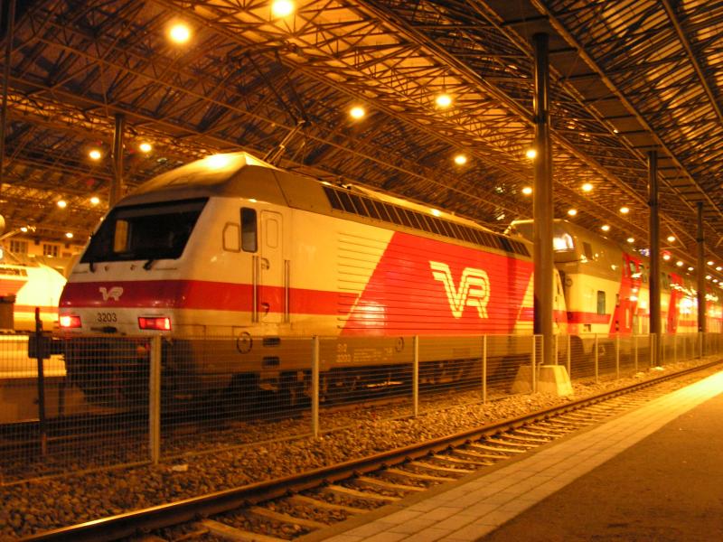 Sr2 3203 am Abend des 9.10.05 mit einem IC in Helsinki Hbf