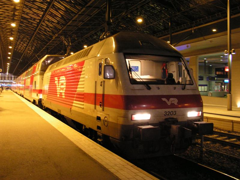Sr2 3203 am Abend des 9.10.05 mit einem IC in Helsinki Hbf. Sehr gut zu erkennen, sind hier die automatischen-Aussenspiegel, die deutsche Lokomotiven aus Prinzip nicht haben!