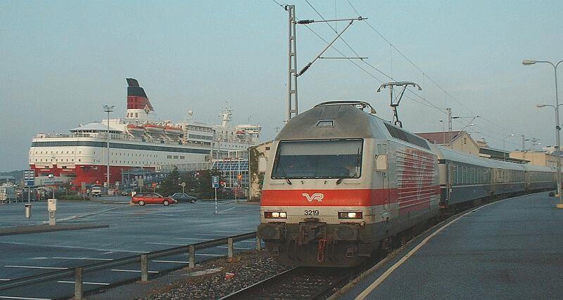 Sr2 3219 mit Expresszug nach Tampere am 06.09.2002 im Hafenbahnhof Turku, links das Fhrschiff GABRIELLA der schwedischen Viking-Line kam ber Nacht aus Stockholm. Nur die Anschluzge zu den Fhren von und nach Helsinki und Tampere fahren morgens und abends bis zum Hafenbahnhof.