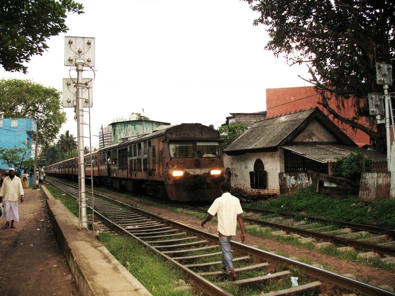 Sri Lanka Railway Class S8 Abendliche Einfahrt nach Colombo am 18.10.2007