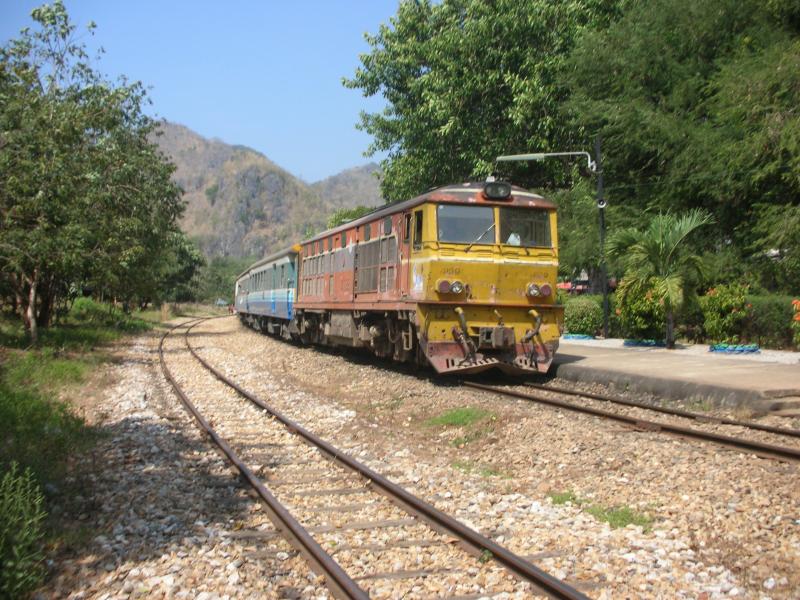 SRT  4139  (Spurweite 1000mm) mit Zug 258 nach Bangkok Thon Buri in Nam Tok am 26.1.06