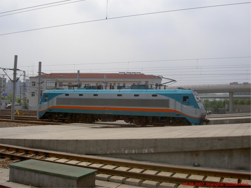 SS 8 0042 der Chinesischen Staatsbahn am 05.08.2007 in Shanghai Sdbahnhof.
