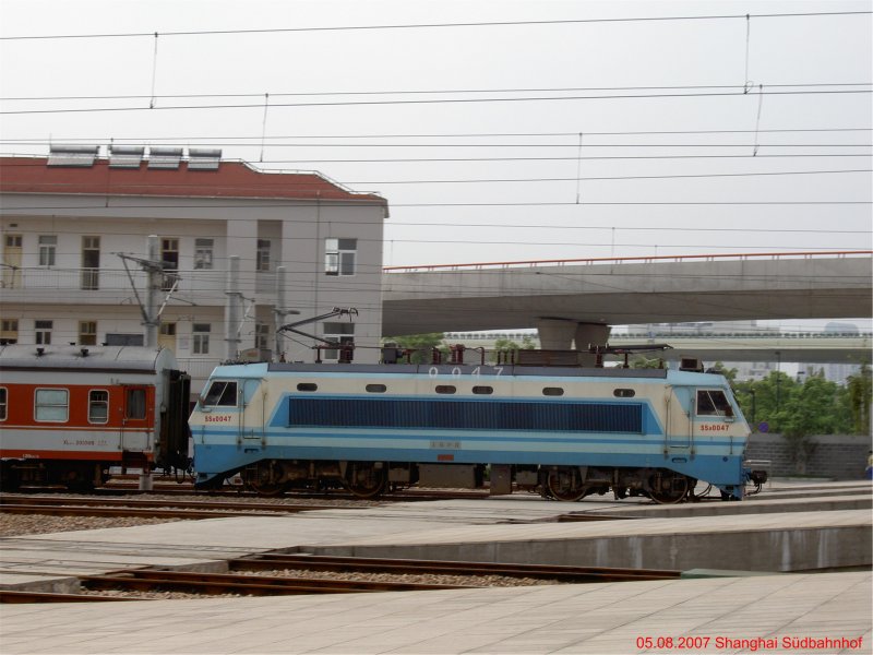 SS 8 0047 der Chinesischen Staatsbahn am 05.08.2007 in Shanghai Sdbahnhof.