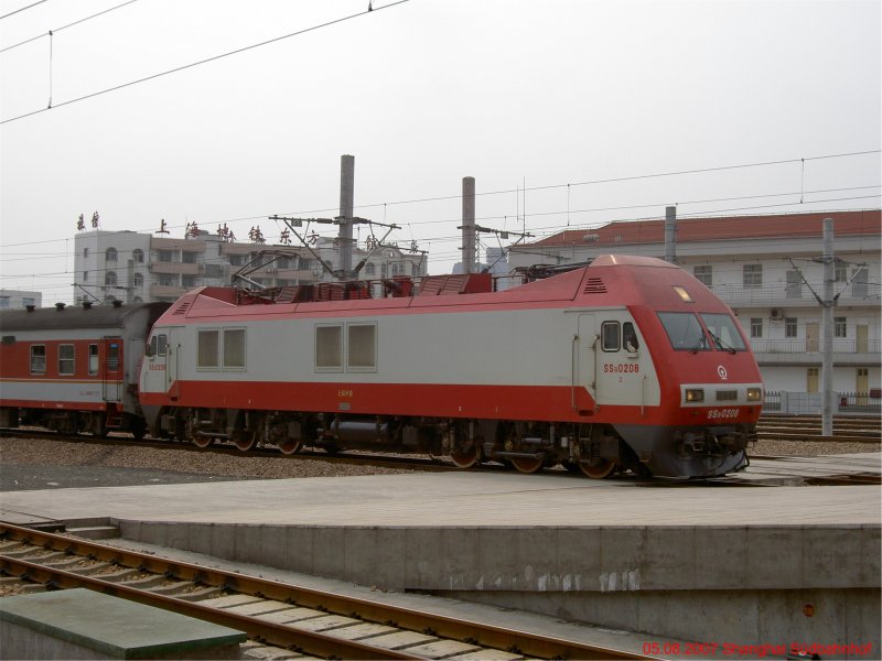 SS 9 0208 der Chinesischen Staatsbahn am 05.08.2007 bei der Einfahrt in Shanghai Sdbahnhof.