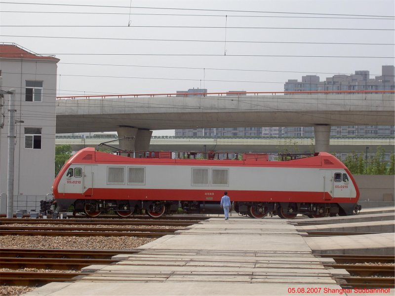 SS 9 0210 der Chinesischen Staatsbahn am 05.08.2007 in Shanghai Sdbahnhof.