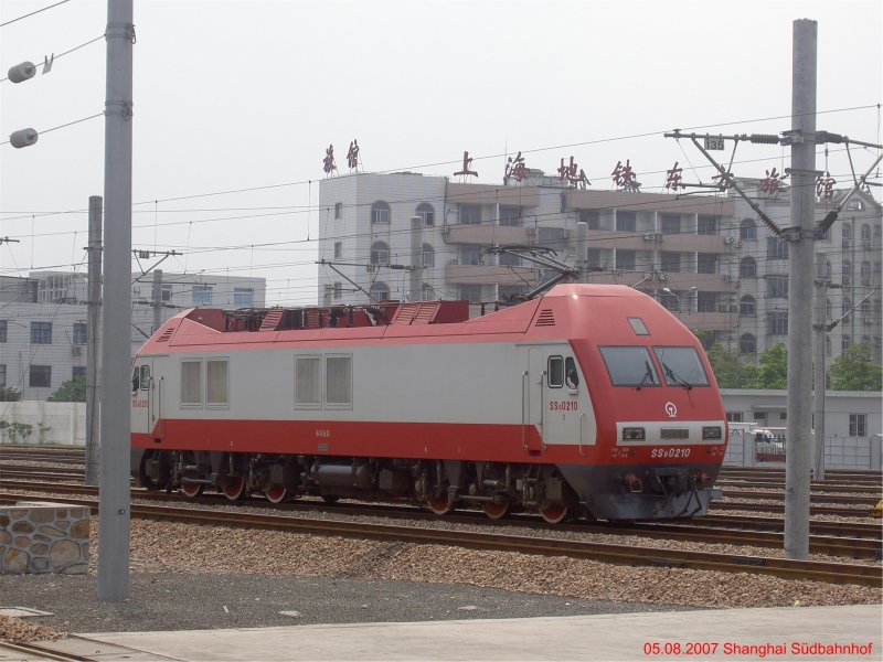 SS 9 0210 der Chinesischen Staatsbahn bei Rangierarbeiten am 05.08.2007 in Shanghai Sdbahnhof.