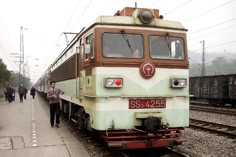 SS3 4245 vor Personenzug in Chongqing, Dezember 2002 - Die sechsachsige Reihe SS3 ist eine Entwicklung der Lokomotivfabrik Zhuzhou und fr Gter- u. Personenzge geeignet. Die Lok leistet 4350 KW und ist 100 km/h schnell. ber 700 Maschinen befinden sich im Einsatz. Siehe auch: http://www.railwaysofchina.com/ss3.htm