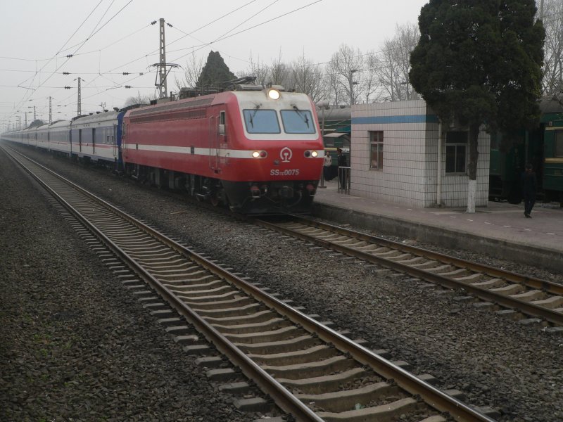 SS7E 0075 zieht einen Schlafzug irgendwo auf der Strecke zwischen Shanghai und Xi'an durch den Morgen. Chinesische Schlafzge sind, sofern man die hheren Komfortvarianten whlt, sehr hochwertig. Viele der chinesischen Loks und Wagen kommen aus Deutschland. April 2006