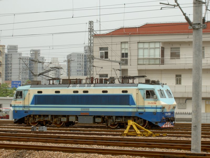 SS8 0038 am 05.08.2007 in Shanghai Sdbahnhof.