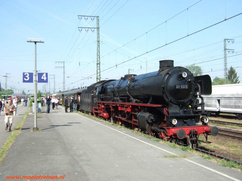 SSN Zug von Rotterdam nach Eisenbahnmuseum Bochun Dahlhausen.
Leider nur bis Emmerich mit Lok 01 1075, wegen Waldbrandgefahr wurde ab Emmerich die Diesellok V100 007 des Eisenbahnmuseums eingesetzt. 28. Mai 2007
www.mooietreinen.nl