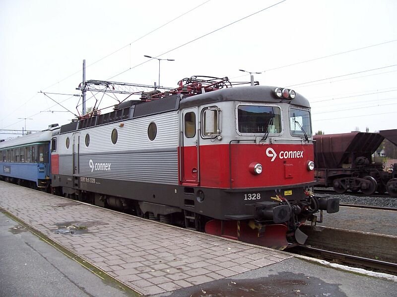 SSRT Rc6 1328 mit  Regionalzug  nach Lulea am 09.10.2006 abfahrbereit in Narvik / Norwegen, diese Regionalstrecke hat  nur  eine lnge von 473 Kilometer.