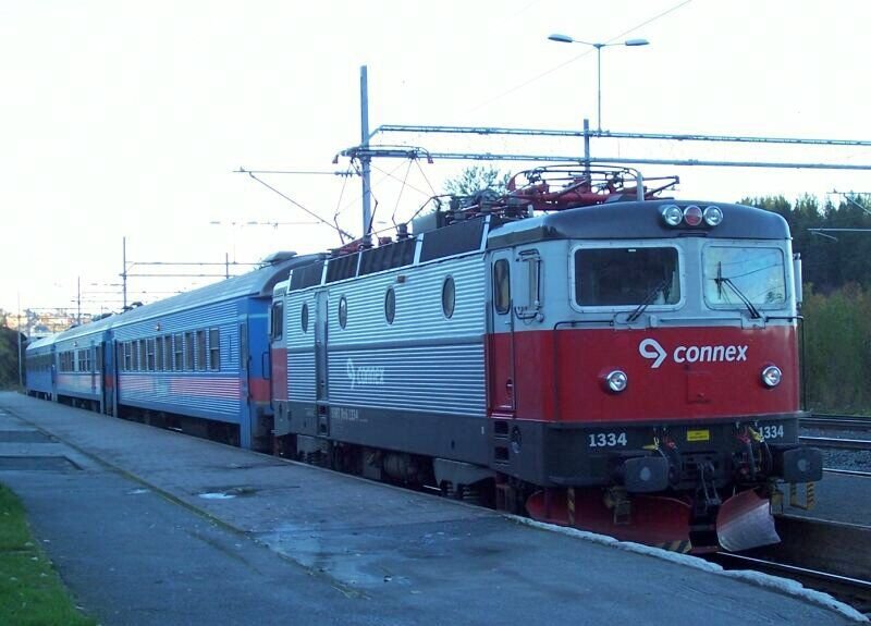 SSRT Rc6 1334 mit Regionalzug abfahrbereit nach Lulea am 08.10.2006 in Narvik.