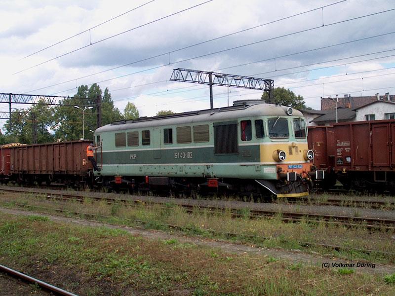ST 43-102 macht Kopf vor einem Gterzug in Luban SL / Lauban (Schlesien) - 13.08.2004
