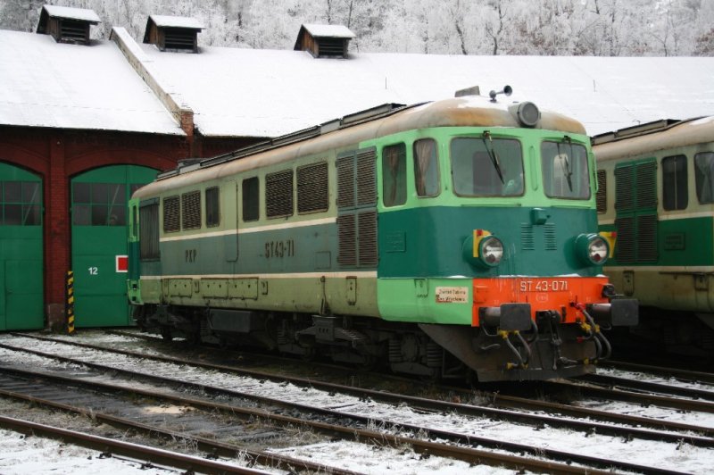 ST43-071 in Walbrzych am 27.12.2008
Schn erkennt man den Kontrast zwischen alter und neuer Farbe!