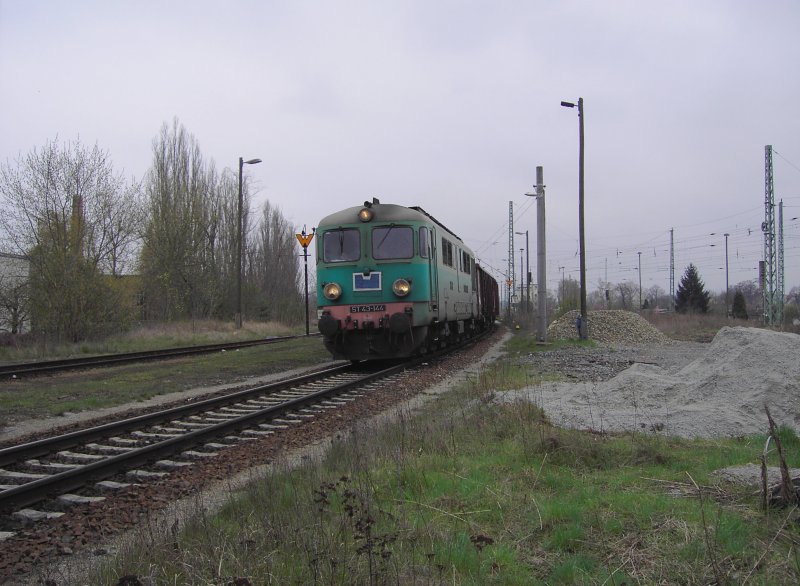 ST43-144 am 11.04.2008 bei Ausfahrt aus dem Bahnhof Guben