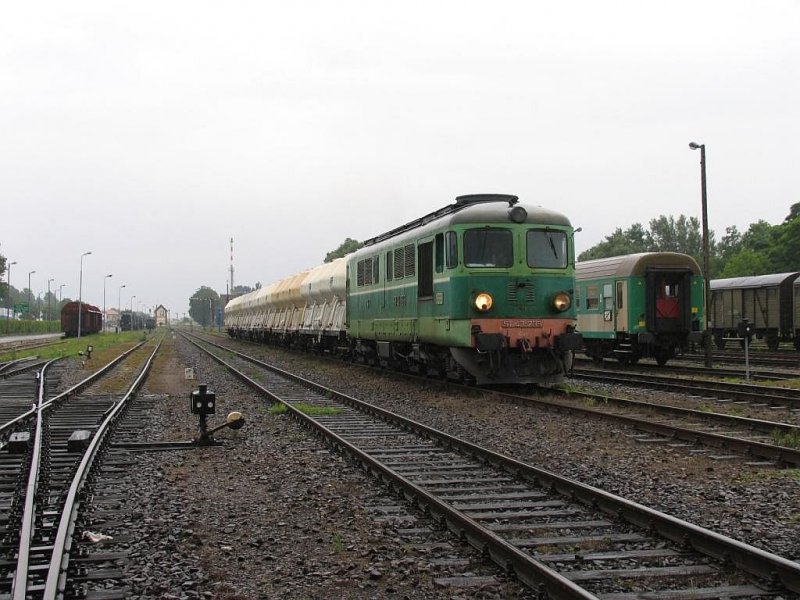 ST43-235 mit einem Gterzug im Regen in Wolsztyn am 11-7-2007.