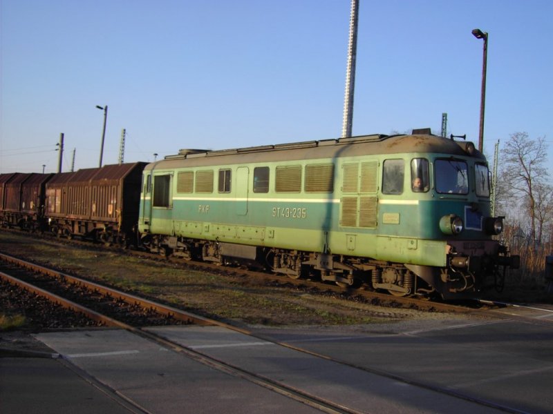 ST43-238 verl�sst am Morgen des 10.03.2008 den Bahnhof Guben