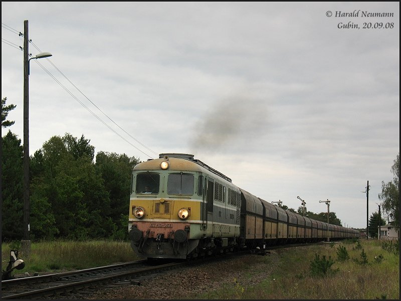 ST43-259 fhrt mit einem Kohlezug aus dem Bahnhof Gubin in Richtung Guben aus, 20.09.08.