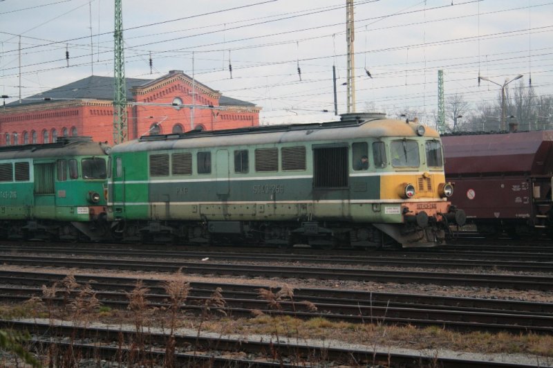 ST43-259 mit ihrem Gterzug in Guben.06.12.2008