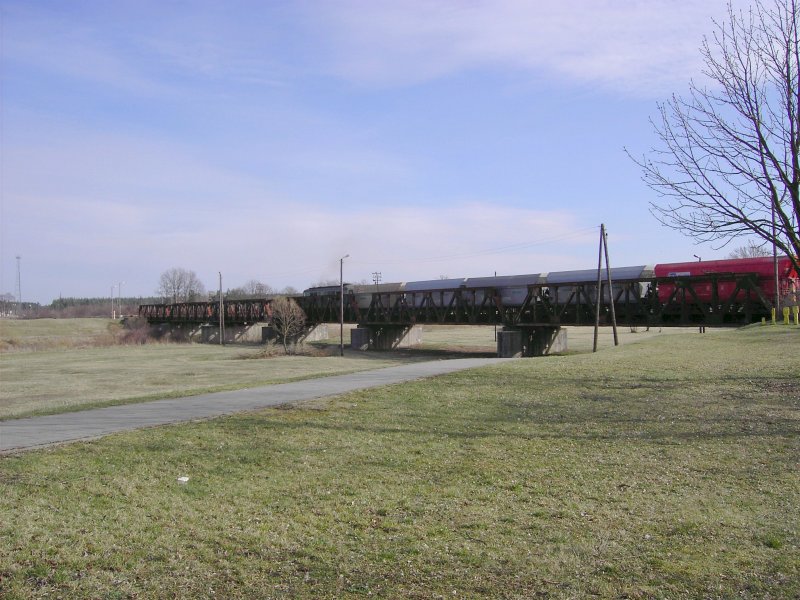 ST43-273 am 15.03.2008 beim berqueren der Neissebrcke in Forst (Lausitz)