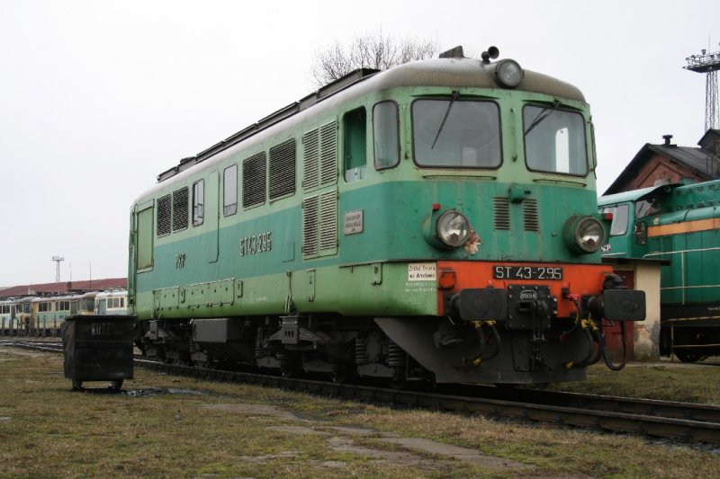 ST43-295 wird sich in Weliniec an ihren Zug setzen denn sie rollt aus dem Depot raus.07.03.09