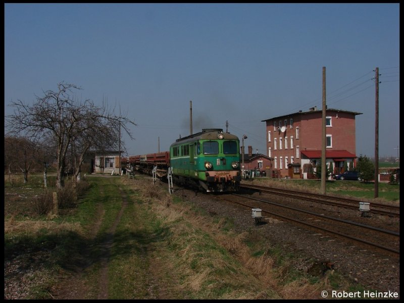 ST43-304 mit einem Gterzug von Zgorzelec am 04.04.2009 in Jerzmanki