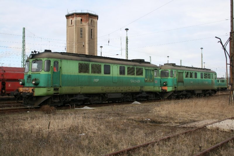 ST43-406 und ST43-100 warten auf die rckleistung nach Polen.Guben den 28.02.09
