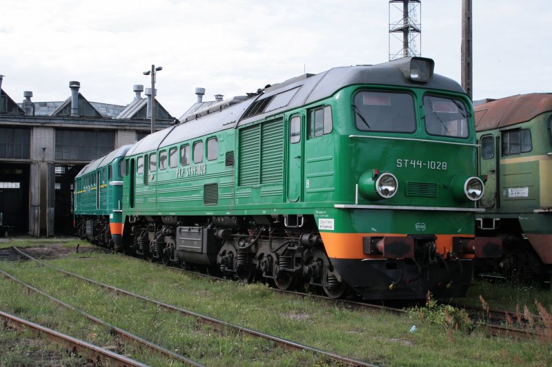 ST44-1028 und ST44-1041 im Depot von Czeremcha am 29.06.07