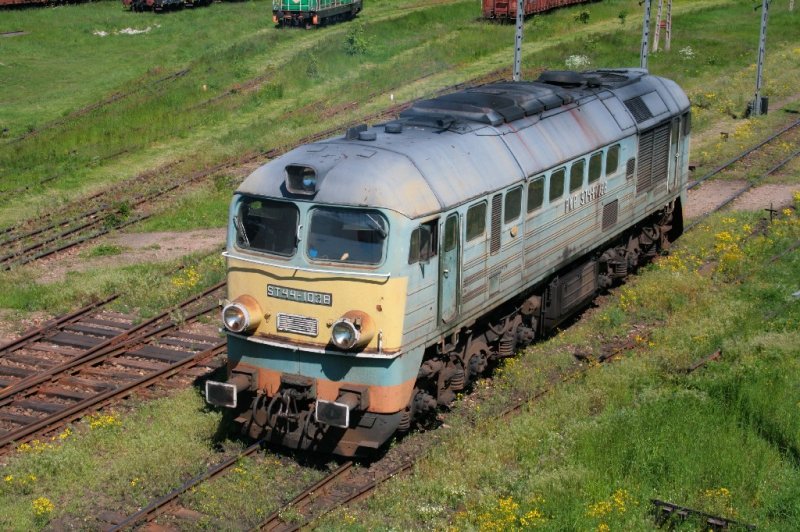 ST44-1038 setzt sich am 28.05.2008 in Czeremcha an ihren Gterzug nach Sildce.