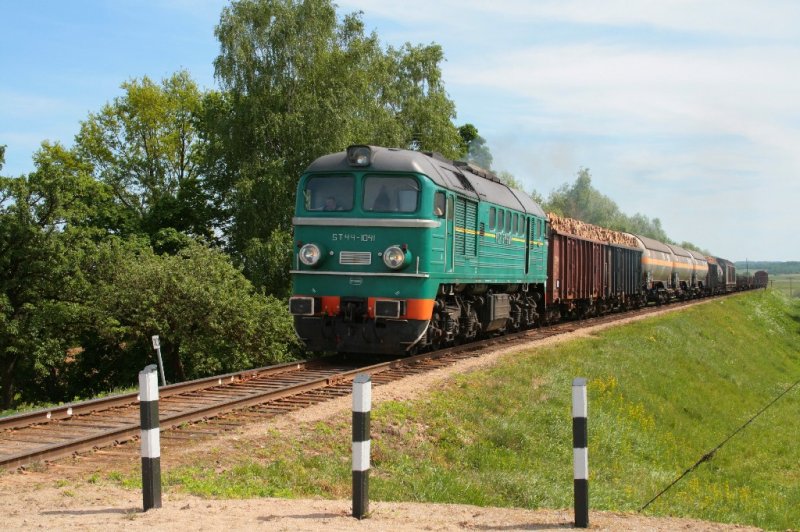 ST44-1041 fhrt am 29.05.2008 mit ihrem Gterzug an Moskai vorbei.
Strecke Mockava-Suwalki