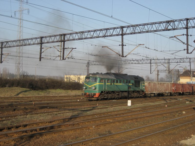 ST44-1104 von der PKP fhrt mit einem Gterzug durch Bydgoszcz Wschd (Bromberg Ost).