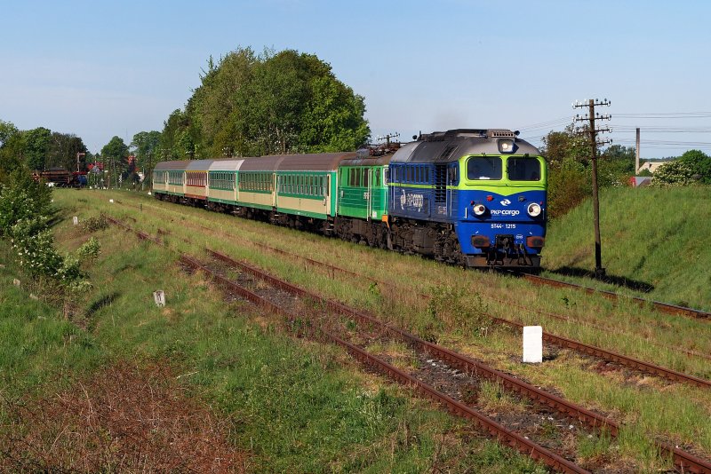 ST44 - 1215 (PKP Cargo) und EP07 - 385 mit Umleiter I-85104 bei Lubowo (15.05.2009)